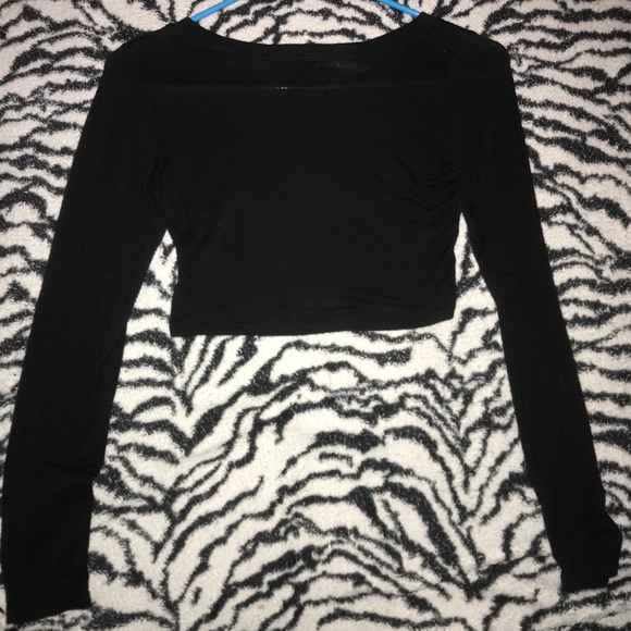 3/15$🦋Black Crop Top🦋 - Picture 3 of 3